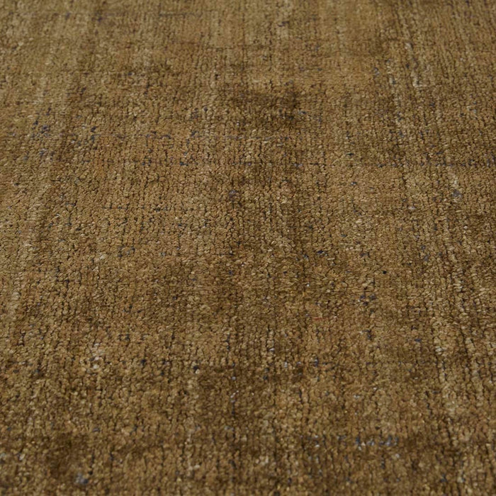 Tepih Dune Rug in Olive, close-up of the pile in raking light