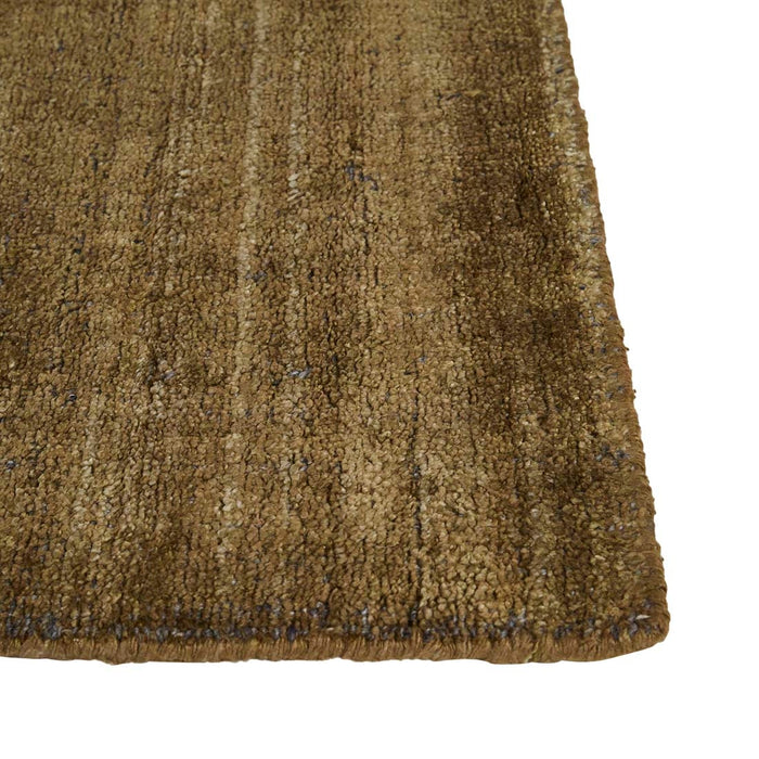 Tepih Dune Rug in Olive, close-up of the corner and edge