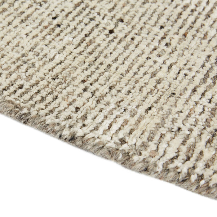 Tepih Dune Round Rug in Oatmeal, close-up of the flecked pile and edge