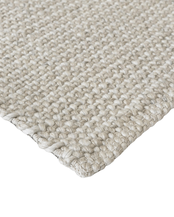 Kansas Floor Rug in Oat/Natural, close-up of a corner showing the edge and wool and viscose pile
