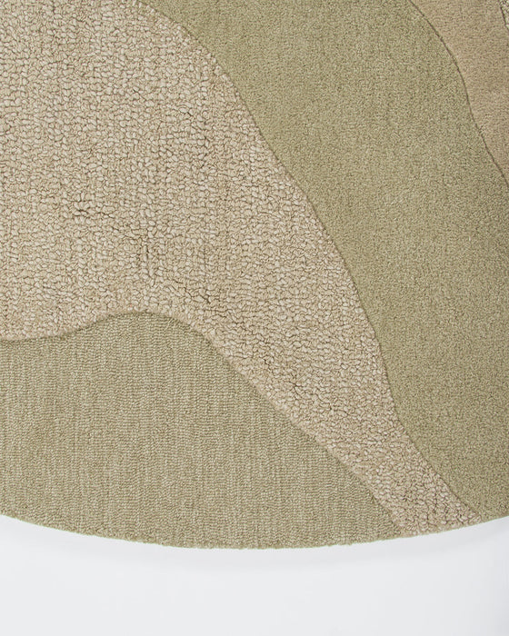 Edgewater Round Floor Rug in Pistachio, close-up of the curved edge and wool weave
