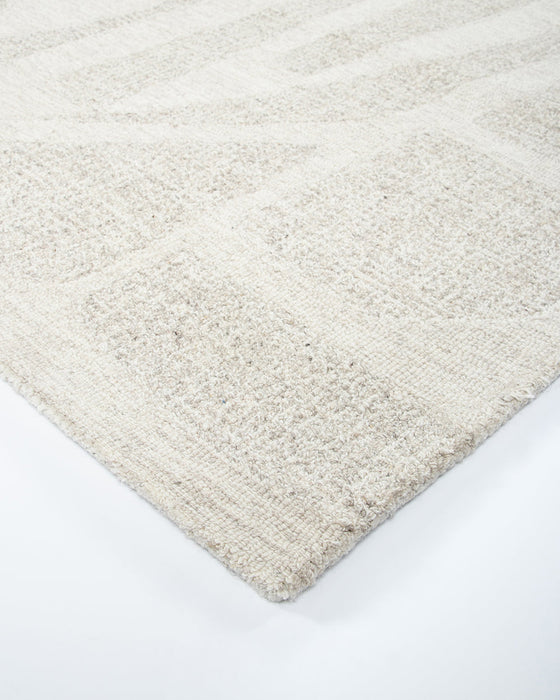 Maya Floor Rug in Oatmeal, close-up of a corner showing the edge and wool pile
