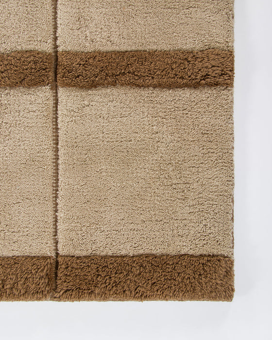 Mesa Floor Rug in Camel, close-up of a corner showing the edge and wool pile