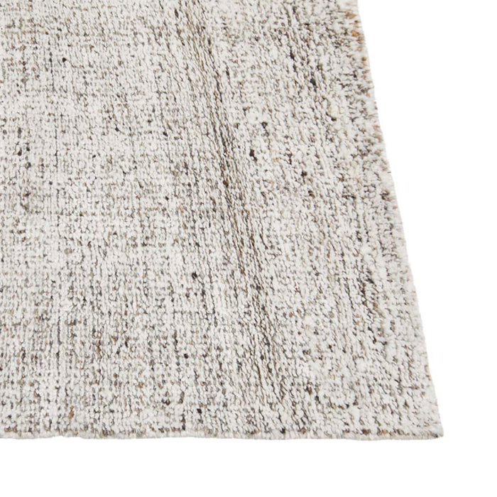 Tepih Dune Rug in Oatmeal, close-up of the corner and flecked weave