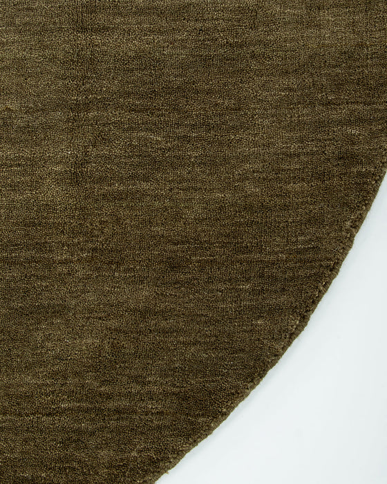 Sandringham Round Floor Rug in Moss, close-up of the curved edge and wool weave