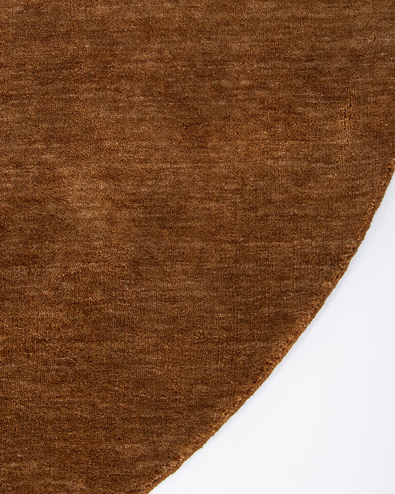 Sandringham Round Floor Rug in Pecan, close-up of the curved edge and wool weave