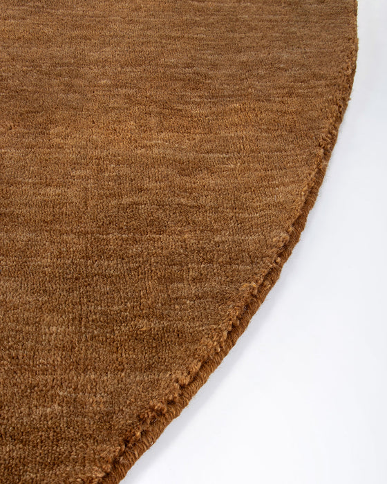 Sandringham Round Floor Rug in Pecan, close-up of the curved edge and wool weave