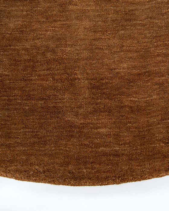 Sandringham Round Floor Rug in Pecan, close-up of the curved edge and wool weave